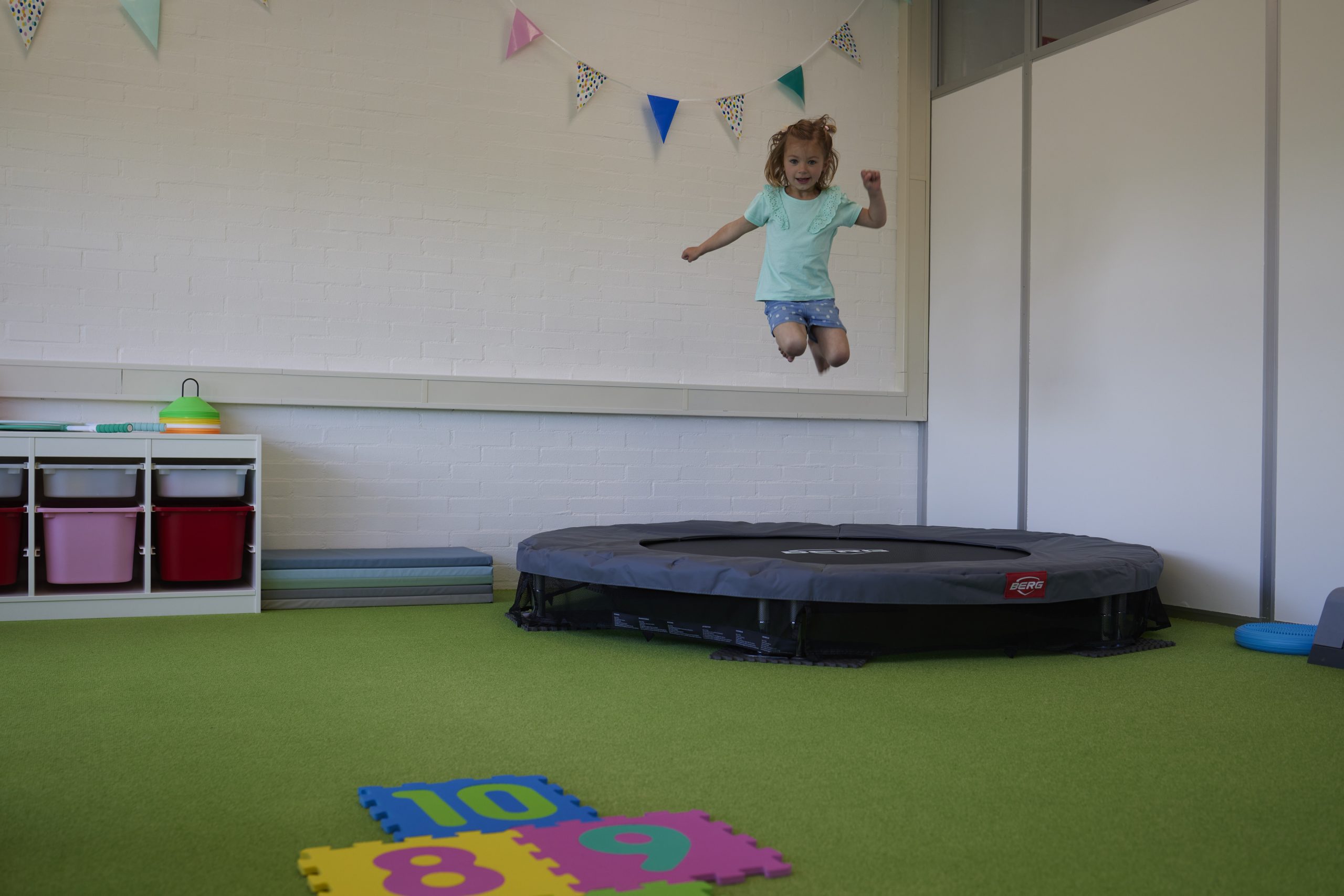 Kleuter tijdens kinderfysiotherapie oefening